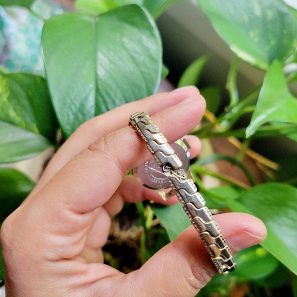 Vintage Swiss Sundial Antimagnetic Diamond Tooled Classic Gold Stretch Watch - Picture 7 of 8